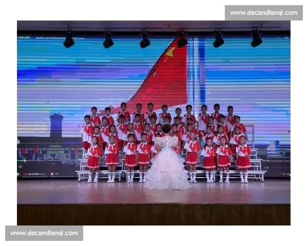 国歌奏响时，他们用身体为孩子撑起晴空